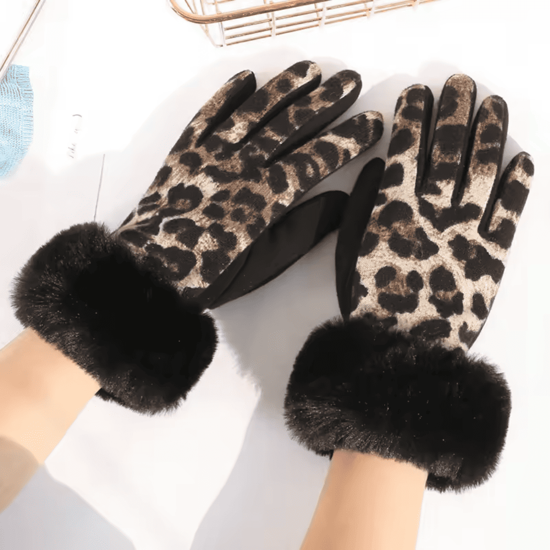 Luva Feminina Animal Print com Detalhe em Pelúcia