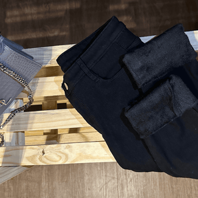 Calça Jeans Feminina com Elastano Peluciada Forglows + Meia Térmica